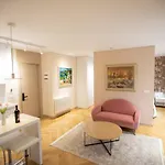 Seven Luxury تيرانا
